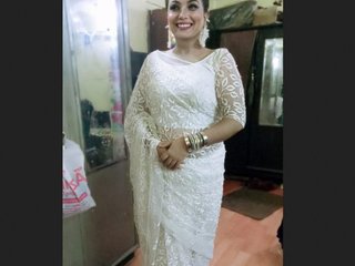 Sensual mature woman from Bangladesh performs in video