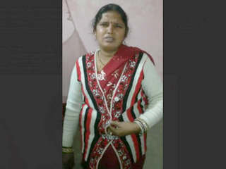 Indian married woman has sexual encounter with neighbor man in video collection