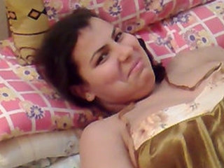 Shy Arab aunty reveals her intimate parts to her lover