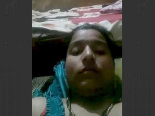 Indian bhabhi indulges in self-pleasure