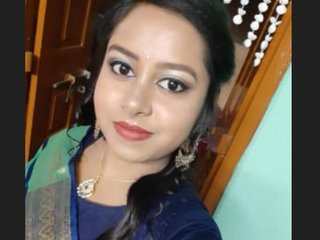 Indian beauty pleasuring herself
