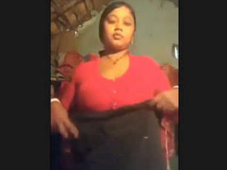 Indian wife reveals her naked form