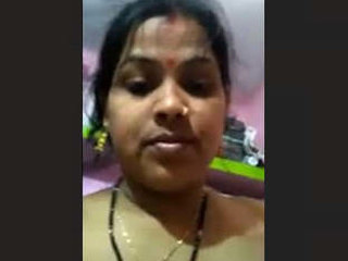 Indian wife pleasures herself on the mattress