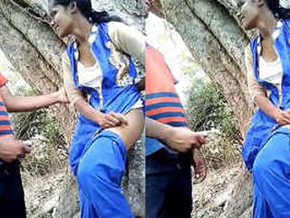 Indian girl has outdoor sex with unknown partner