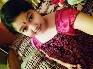 Chubby Desi bhabi gets naughty in video