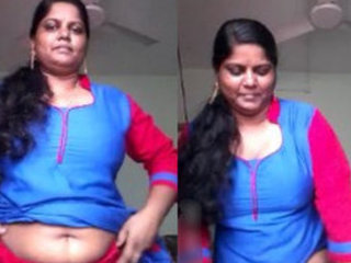 Bhabhi with big boobs and pussy pleases lover with erotic performance