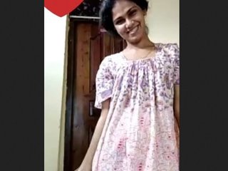 Indian girl flaunts her body in a seductive video