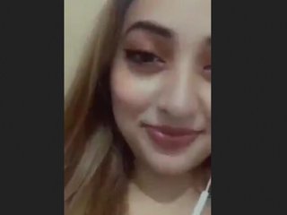 Paki girl flaunts her body in a seductive video