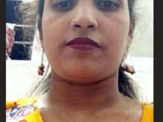 Indian bhabhi flaunts her body and gets fucked