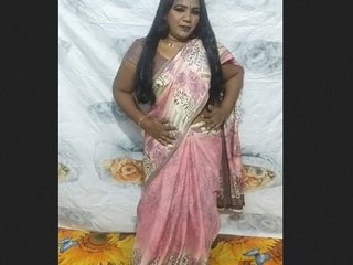 Bhabhi's big boobs on display