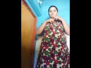 Naked Desi girl takes seductive selfies in the village