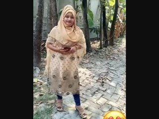 Cute bengali girl flaunts her pussy in a seductive video