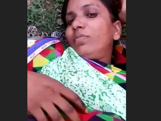 Mature bhabhi gets fucked in the open air