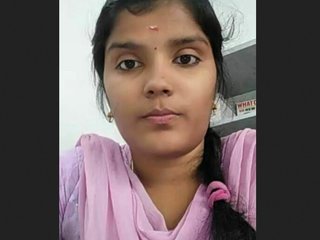 Sexy Tamil girl shows off her body in MMS video