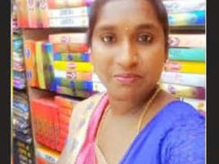 Tamil bhabhi flaunts her naked body on video call