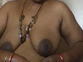 Tamil aunty Madurai's 40-year-old boobs in action