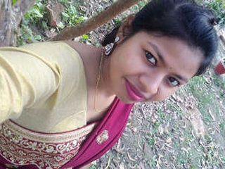 Desi babe uses fingers to pleasure herself in a steamy video