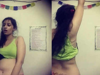 Hot Desi babe flaunts her belly while dancing seductively