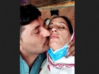 Romance between Pakistani aunt and neighbor uncle in HD video