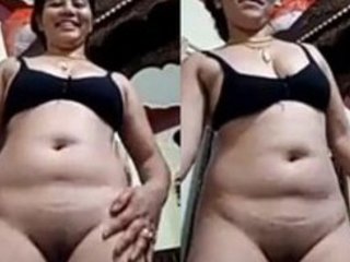 Nepali girl flaunts her pussy in a tantalizing video