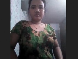 Indian Bhabi flaunts her body in steamy video