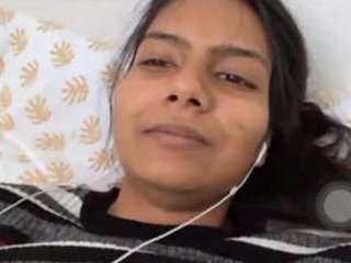 Tamil girl shows off her pussy in a steamy video