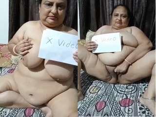 Indian aunty with big tits and fat pussy gets naughty