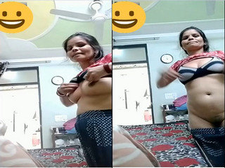 Indian amateur auntie flaunts her big tits and pussy in exclusive video