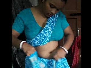 Bubbly Delhi housewife Disha shows off her bubbly navel and cleavage in blue sare