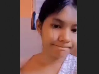 Young Indian girl flaunts her body parts in a revealing video
