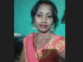 Hot Desi bhabi fucks herself with a cock