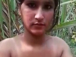 Desi nude randi's outdoor adventure in naughty video