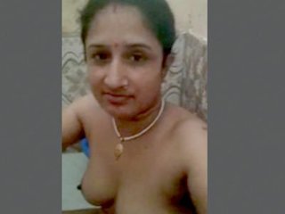 Married Desi bhabi takes a bath and gets naughty