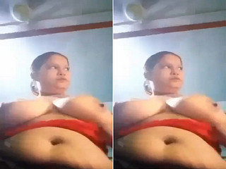 Indian BBW bhabhi flaunts her big boobs in exclusive video