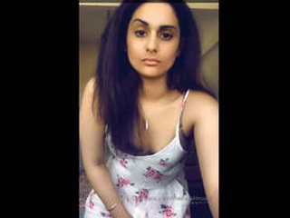 Pakistani beauty flaunts her twerking ass in a nude selfie