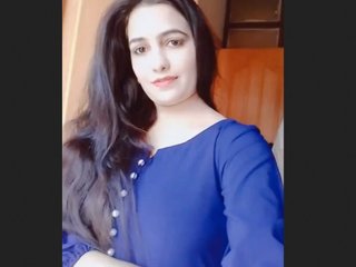 Indian bhabi flaunts her curvy body in sexy videos
