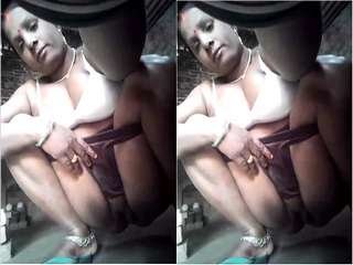 Desi bhabhi flaunts her big boobs and pussy in exclusive video