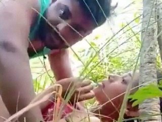 Desi girl gets caught and has sex in the open air