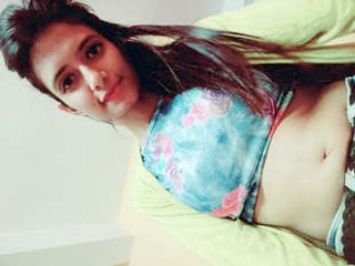 Cute Desi teen flaunts her body in nude video