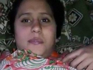 Real sex video of Indian aunt exposing her naked body
