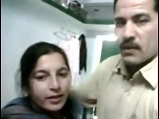 Pakistani girl with Fuddy-patan features in Arab porn video
