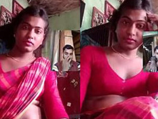 Village aunty's live show in a hot saree with exposed navel