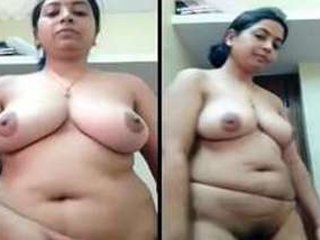 Desi babe removes her sari and lingerie to show off her big breasts