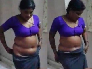 Curvy bhabi with a big navel in erotic video