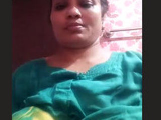 Bhabi indulges in solo play in the bathroom