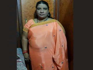Desi aunty Reshma gives a blowjob to her lover