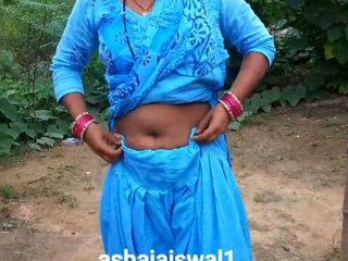 Desi Bhabi Pee in the Village