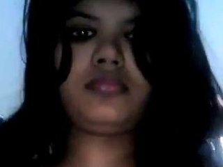Indian girl flaunts her body in a nude selfie video