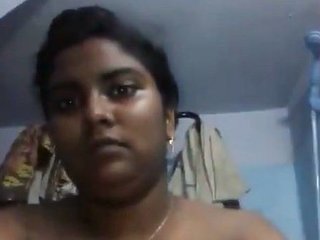 Big-boobed Desi babe goes nude in solo video