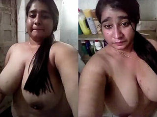 Hot Indian girl performs seductive dance